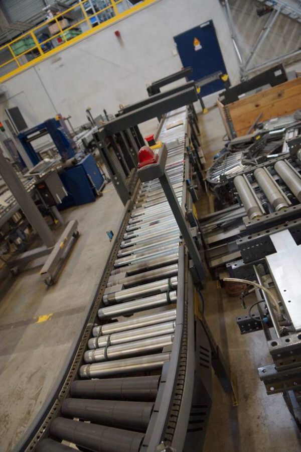 50m Fördertechnik, Knapp, mit Kurven, Rollenbahnen, Klappelement mit Etikettieren und Mosca Umreifungsmaschine – gebraucht - : – Bild 27