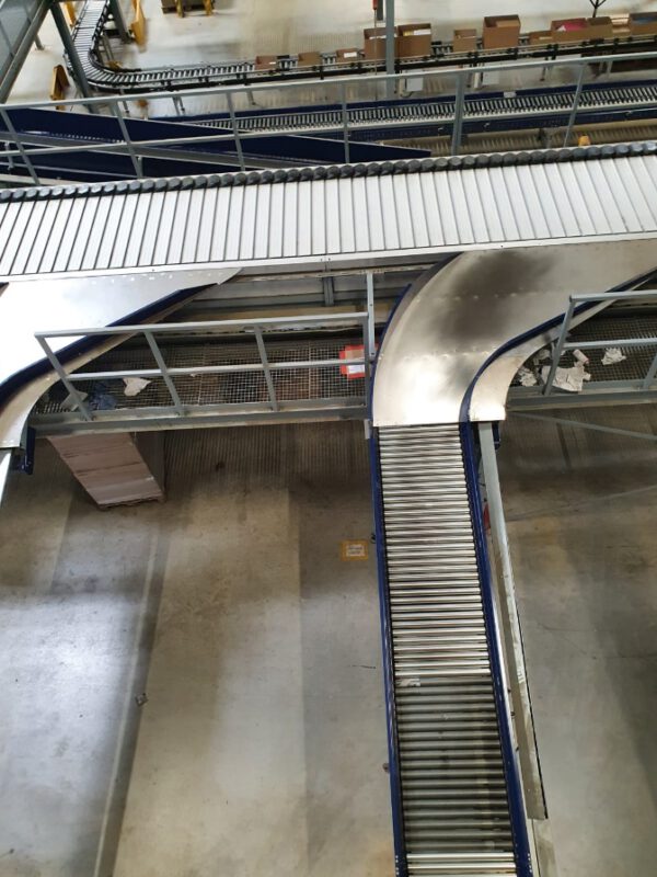 Große Fördertechnikanlage ca. 700m Fördertechnik, inkl. Schuhsorter, Ambaflex Höhenförderer, Packplätzen, Waagen, Scanner, Ersatzteilpaket, Scherenrollenbahnen, etc. - gebraucht - : – Bild 61