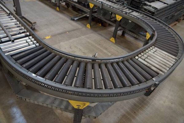 50m Fördertechnik, Knapp, mit Kurven, Rollenbahnen, Klappelement mit Etikettieren und Mosca Umreifungsmaschine – gebraucht - :
