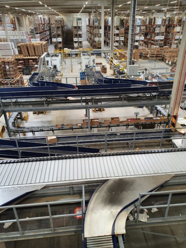 Große Fördertechnikanlage ca. 700m Fördertechnik, inkl. Schuhsorter, Ambaflex Höhenförderer, Packplätzen, Waagen, Scanner, Ersatzteilpaket, Scherenrollenbahnen, etc. - gebraucht - : – Bild 60