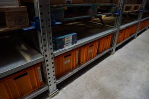 manbediente Regalzeile bestehend aus einer Seite Fachbodenregale, einer Seite Palettenregal und einem Regalbediengerät – gebraucht -: lagertechnik