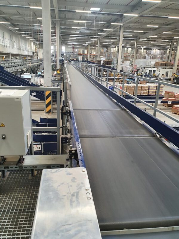 Große Fördertechnikanlage ca. 700m Fördertechnik, inkl. Schuhsorter, Ambaflex Höhenförderer, Packplätzen, Waagen, Scanner, Ersatzteilpaket, Scherenrollenbahnen, etc. - gebraucht - : – Bild 59