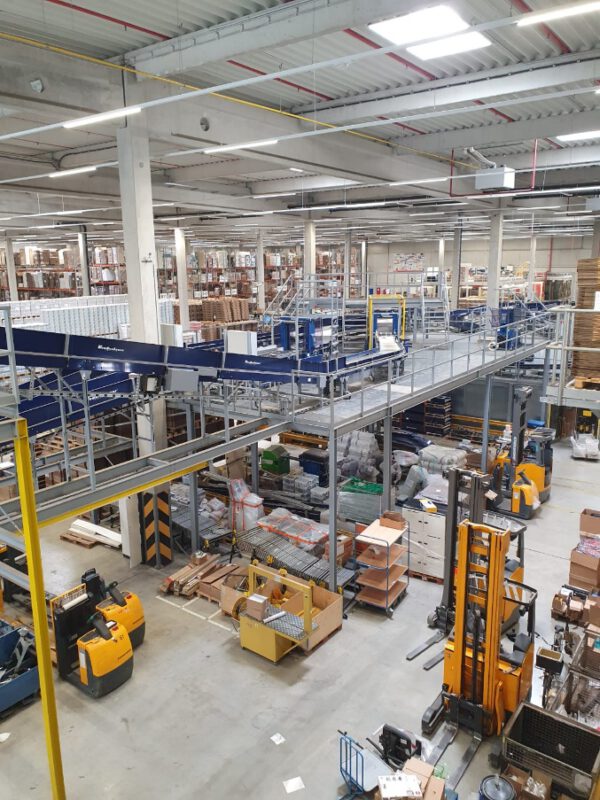 Große Fördertechnikanlage ca. 700m Fördertechnik, inkl. Schuhsorter, Ambaflex Höhenförderer, Packplätzen, Waagen, Scanner, Ersatzteilpaket, Scherenrollenbahnen, etc. - gebraucht - : – Bild 58
