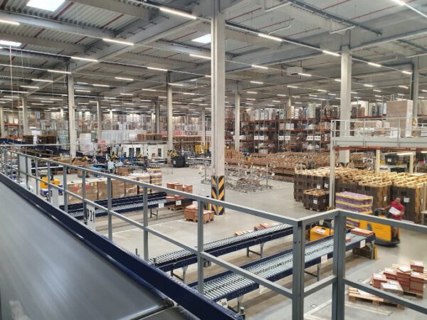 Große Fördertechnikanlage ca. 700m Fördertechnik, inkl. Schuhsorter, Ambaflex Höhenförderer, Packplätzen, Waagen, Scanner, Ersatzteilpaket, Scherenrollenbahnen, etc. - gebraucht - : – Bild 57