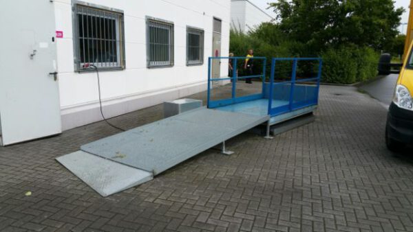 Scherenhubtisch bzw. Hebebühne mit Rampe für den Ausseneinsatz, ideal zum Beladen von LKW’s etc. – gebraucht - :