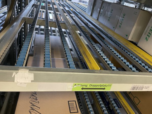 Große Fachbodenregalanlage (ca. 3.600m2), Dexion, 2 geschossig (könnte noch aufgestockt werden) mit 3 Treppen und 4 x 2er Palettenübergabeplätze, auf Wunsch mit Aufzug, Durchlaufregalen und umlaufender Lagerbühne, gesamt ca. 2.400 Felder – gebraucht - : – Bild 31