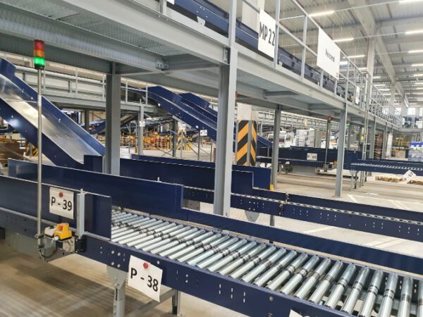 Große Fördertechnikanlage ca. 700m Fördertechnik, inkl. Schuhsorter, Ambaflex Höhenförderer, Packplätzen, Waagen, Scanner, Ersatzteilpaket, Scherenrollenbahnen, etc. - gebraucht - : – Bild 56