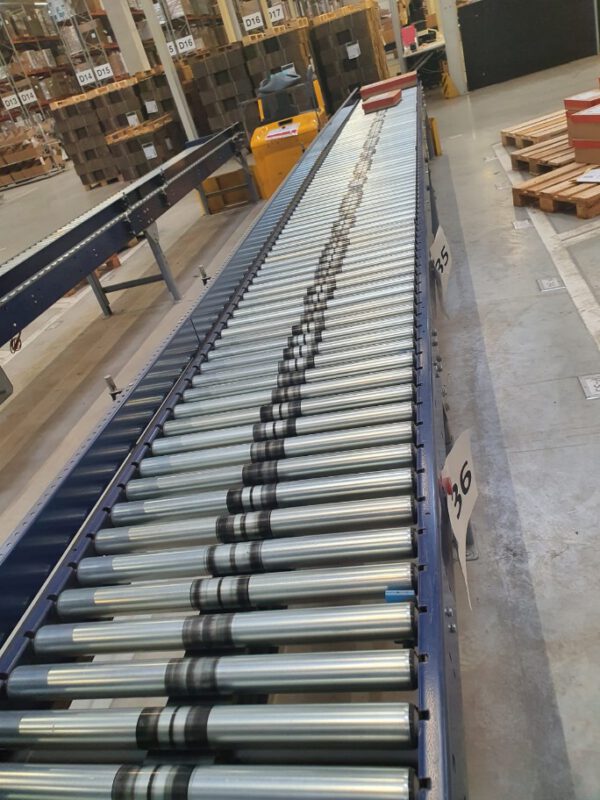 Große Fördertechnikanlage ca. 700m Fördertechnik, inkl. Schuhsorter, Ambaflex Höhenförderer, Packplätzen, Waagen, Scanner, Ersatzteilpaket, Scherenrollenbahnen, etc. - gebraucht - : – Bild 55
