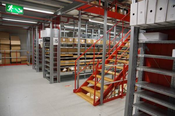 Fachbodenregalanlage, SSI Schäfer, R3000, 3 Ebenen, ca. 2.400 Felder, 18.000 Fachböden, 1,30 x 0,60m, mit Leerkartonagenschacht – gebraucht - : – Bild 11