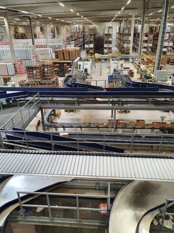 Große Fördertechnikanlage ca. 700m Fördertechnik, inkl. Schuhsorter, Ambaflex Höhenförderer, Packplätzen, Waagen, Scanner, Ersatzteilpaket, Scherenrollenbahnen, etc. - gebraucht - : – Bild 54
