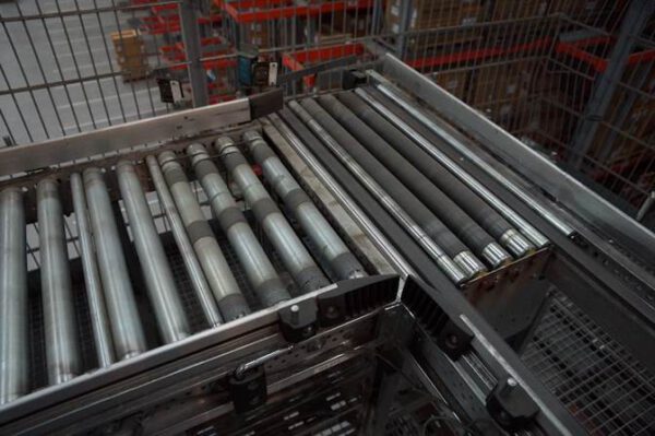 Angetriebene Rollenbahnen: 110m in Elementbreite 68cm und 235m in Elementbreite 49cm, etwas Gurtbahnen, inkl. Kurven, diverser Umsetzer und Bizerba Waage, etc.. – gebraucht - : – Bild 11