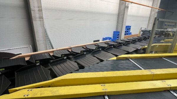 Kippschalensorter, Beumer, 81 Sorterendstellen,  – gebraucht - : – Bild 34