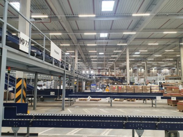 Große Fördertechnikanlage ca. 700m Fördertechnik, inkl. Schuhsorter, Ambaflex Höhenförderer, Packplätzen, Waagen, Scanner, Ersatzteilpaket, Scherenrollenbahnen, etc. - gebraucht - : – Bild 53