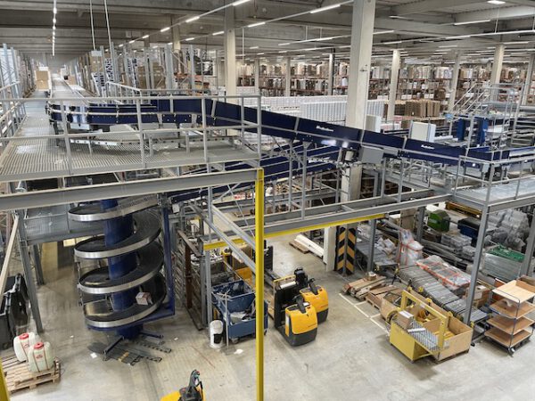 Große Fördertechnikanlage ca. 700m Fördertechnik, inkl. Schuhsorter, Ambaflex Höhenförderer, Packplätzen, Waagen, Scanner, Ersatzteilpaket, Scherenrollenbahnen, etc. - gebraucht - : lagertechnik