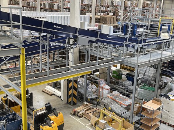 Große Fördertechnikanlage ca. 700m Fördertechnik, inkl. Schuhsorter, Ambaflex Höhenförderer, Packplätzen, Waagen, Scanner, Ersatzteilpaket, Scherenrollenbahnen, etc. - gebraucht - : – Bild 49