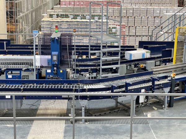 Große Fördertechnikanlage ca. 700m Fördertechnik, inkl. Schuhsorter, Ambaflex Höhenförderer, Packplätzen, Waagen, Scanner, Ersatzteilpaket, Scherenrollenbahnen, etc. - gebraucht - : – Bild 48