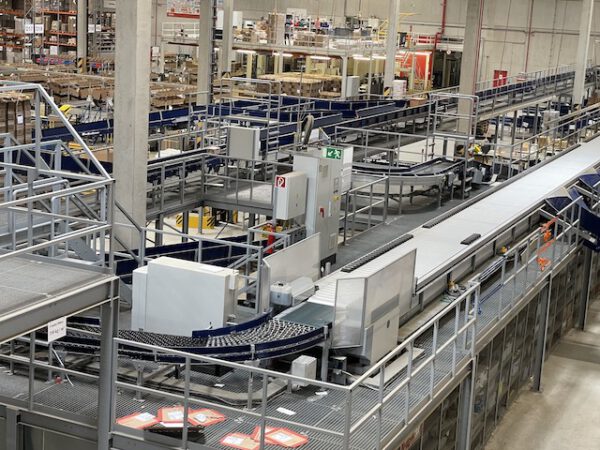 Große Fördertechnikanlage ca. 700m Fördertechnik, inkl. Schuhsorter, Ambaflex Höhenförderer, Packplätzen, Waagen, Scanner, Ersatzteilpaket, Scherenrollenbahnen, etc. - gebraucht - : – Bild 47