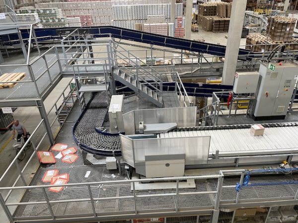 Große Fördertechnikanlage ca. 700m Fördertechnik, inkl. Schuhsorter, Ambaflex Höhenförderer, Packplätzen, Waagen, Scanner, Ersatzteilpaket, Scherenrollenbahnen, etc. - gebraucht - : – Bild 46