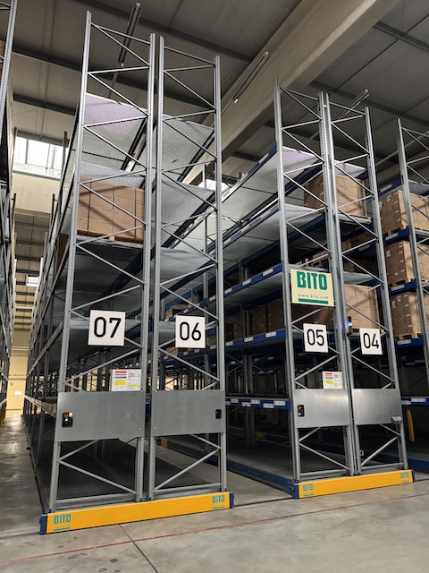 Palettenverschieberegalanlage, Bito, Höhe ca. 8m, 900kg / Palette, 3,60m Traversen, ca. 2.684 Stellplätze - gebraucht - : lagertechnik Palettenverschieberegalanlage, Bito, Höhe ca. 8m, 900kg / Palette, 3,60m Traversen, ca. 2.684 Stellplätze - gebraucht - : – Bild 43