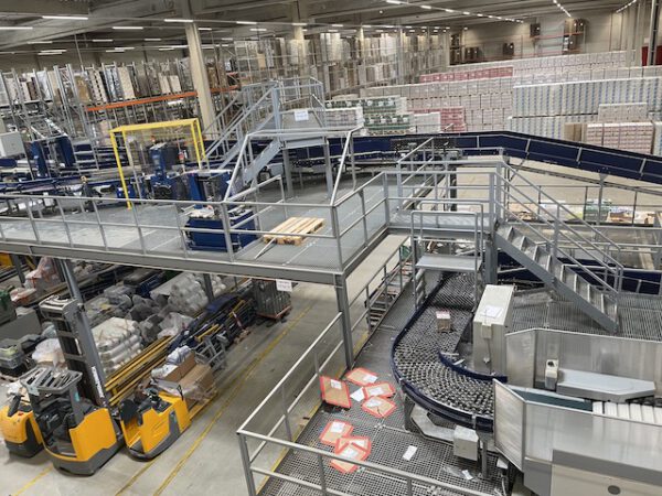 Große Fördertechnikanlage ca. 700m Fördertechnik, inkl. Schuhsorter, Ambaflex Höhenförderer, Packplätzen, Waagen, Scanner, Ersatzteilpaket, Scherenrollenbahnen, etc. - gebraucht - : – Bild 45