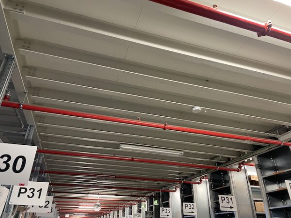 Große Fachbodenregalanlage (ca. 3.600m2), Dexion, 2 geschossig (könnte noch aufgestockt werden) mit 3 Treppen und 4 x 2er Palettenübergabeplätze, auf Wunsch mit Aufzug, Durchlaufregalen und umlaufender Lagerbühne, gesamt ca. 2.400 Felder – gebraucht - : – Bild 43