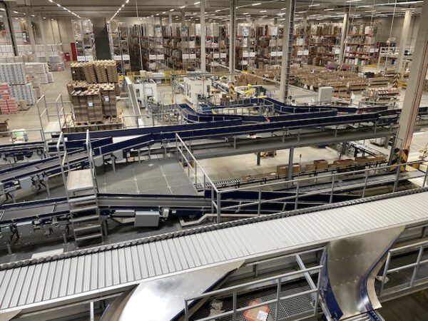 Große Fördertechnikanlage ca. 700m Fördertechnik, inkl. Schuhsorter, Ambaflex Höhenförderer, Packplätzen, Waagen, Scanner, Ersatzteilpaket, Scherenrollenbahnen, etc. - gebraucht - : – Bild 44
