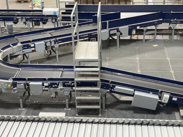 Große Fördertechnikanlage ca. 700m Fördertechnik, inkl. Schuhsorter, Ambaflex Höhenförderer, Packplätzen, Waagen, Scanner, Ersatzteilpaket, Scherenrollenbahnen, etc. - gebraucht - : – Bild 43