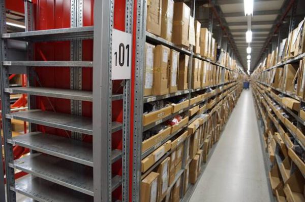 Fachbodenregalanlage, SSI Schäfer, R3000, 3 Ebenen, ca. 2.400 Felder, 18.000 Fachböden, 1,30 x 0,60m, mit Leerkartonagenschacht – gebraucht - : – Bild 17