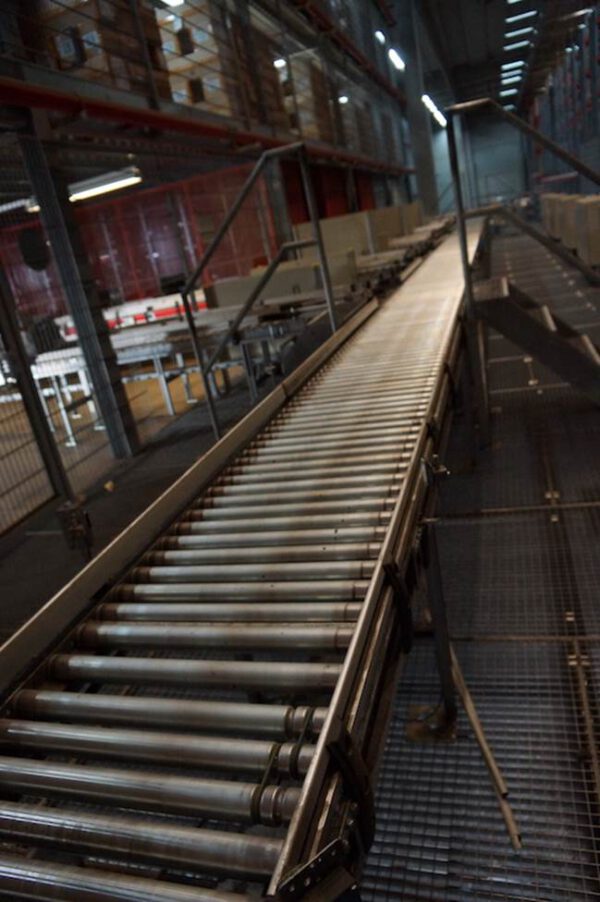 Angetriebene Rollenbahnen: 110m in Elementbreite 68cm und 235m in Elementbreite 49cm, etwas Gurtbahnen, inkl. Kurven, diverser Umsetzer und Bizerba Waage, etc.. – gebraucht - : – Bild 14