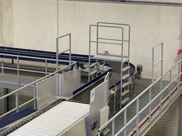Große Fördertechnikanlage ca. 700m Fördertechnik, inkl. Schuhsorter, Ambaflex Höhenförderer, Packplätzen, Waagen, Scanner, Ersatzteilpaket, Scherenrollenbahnen, etc. - gebraucht - : – Bild 41