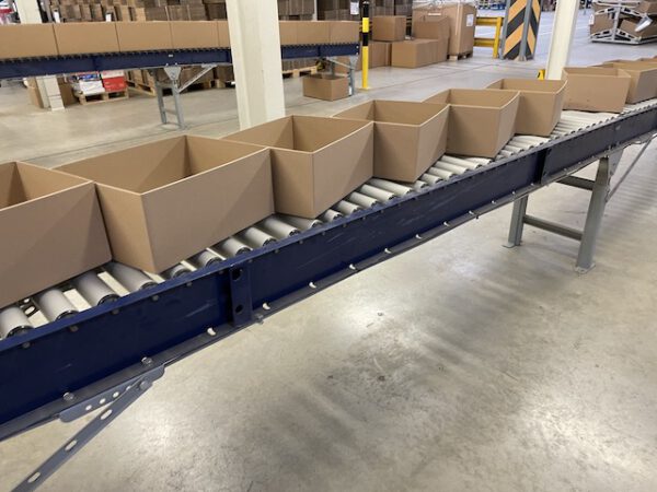 Große Fördertechnikanlage ca. 700m Fördertechnik, inkl. Schuhsorter, Ambaflex Höhenförderer, Packplätzen, Waagen, Scanner, Ersatzteilpaket, Scherenrollenbahnen, etc. - gebraucht - : lagertechnik