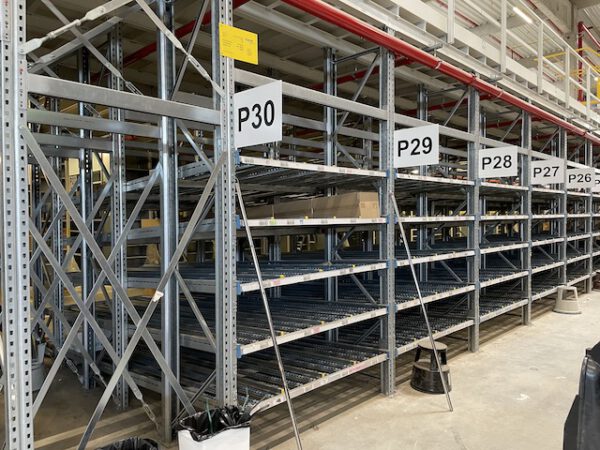 Große Fachbodenregalanlage (ca. 3.600m2), Dexion, 2 geschossig (könnte noch aufgestockt werden) mit 3 Treppen und 4 x 2er Palettenübergabeplätze, auf Wunsch mit Aufzug, Durchlaufregalen und umlaufender Lagerbühne, gesamt ca. 2.400 Felder – gebraucht - : – Bild 48