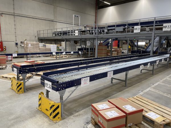 Große Fördertechnikanlage ca. 700m Fördertechnik, inkl. Schuhsorter, Ambaflex Höhenförderer, Packplätzen, Waagen, Scanner, Ersatzteilpaket, Scherenrollenbahnen, etc. - gebraucht - : lagertechnik