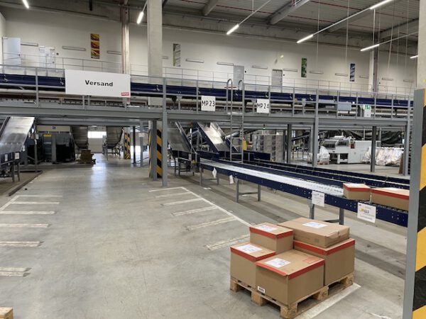 Große Fördertechnikanlage ca. 700m Fördertechnik, inkl. Schuhsorter, Ambaflex Höhenförderer, Packplätzen, Waagen, Scanner, Ersatzteilpaket, Scherenrollenbahnen, etc. - gebraucht - : lagertechnik