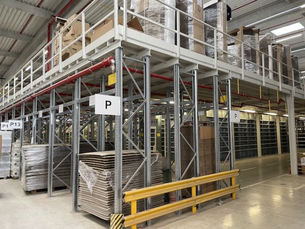 Große Fachbodenregalanlage (ca. 3.600m2), Dexion, 2 geschossig (könnte noch aufgestockt werden) mit 3 Treppen und 4 x 2er Palettenübergabeplätze, auf Wunsch mit Aufzug, Durchlaufregalen und umlaufender Lagerbühne, gesamt ca. 2.400 Felder – gebraucht - : – Bild 50