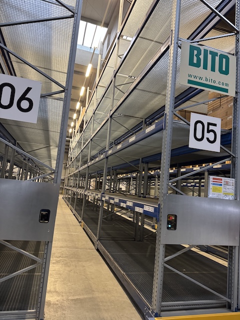 Palettenverschieberegalanlage, Bito, Höhe ca. 8m, 900kg / Palette, 3,60m Traversen, ca. 2.684 Stellplätze - gebraucht - : lagertechnik Palettenverschieberegalanlage, Bito, Höhe ca. 8m, 900kg / Palette, 3,60m Traversen, ca. 2.684 Stellplätze - gebraucht - : – Bild 34