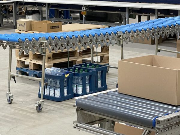 Große Fördertechnikanlage ca. 700m Fördertechnik, inkl. Schuhsorter, Ambaflex Höhenförderer, Packplätzen, Waagen, Scanner, Ersatzteilpaket, Scherenrollenbahnen, etc. - gebraucht - : lagertechnik