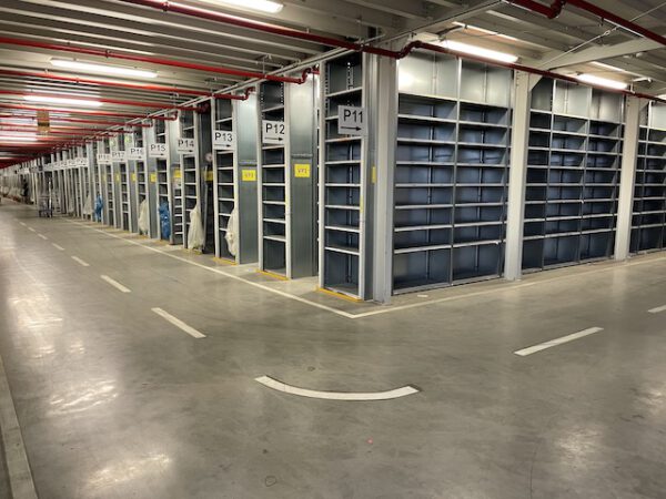 Große Fachbodenregalanlage (ca. 3.600m2), Dexion, 2 geschossig (könnte noch aufgestockt werden) mit 3 Treppen und 4 x 2er Palettenübergabeplätze, auf Wunsch mit Aufzug, Durchlaufregalen und umlaufender Lagerbühne, gesamt ca. 2.400 Felder – gebraucht - : – Bild 51