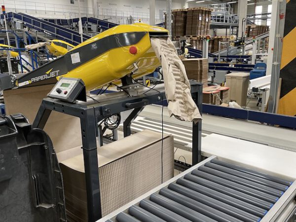 Große Fördertechnikanlage ca. 700m Fördertechnik, inkl. Schuhsorter, Ambaflex Höhenförderer, Packplätzen, Waagen, Scanner, Ersatzteilpaket, Scherenrollenbahnen, etc. - gebraucht - : – Bild 35