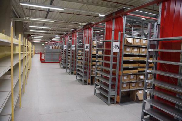 Fachbodenregalanlage, SSI Schäfer, R3000, 3 Ebenen, ca. 2.400 Felder, 18.000 Fachböden, 1,30 x 0,60m, mit Leerkartonagenschacht – gebraucht - : – Bild 18