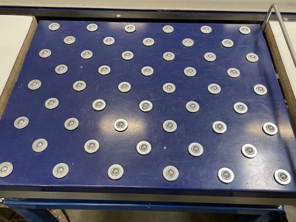 Große Fördertechnikanlage ca. 700m Fördertechnik, inkl. Schuhsorter, Ambaflex Höhenförderer, Packplätzen, Waagen, Scanner, Ersatzteilpaket, Scherenrollenbahnen, etc. - gebraucht - : – Bild 34