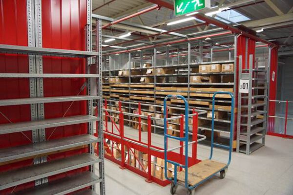 Fachbodenregalanlage, SSI Schäfer, R3000, 3 Ebenen, ca. 2.400 Felder, 18.000 Fachböden, 1,30 x 0,60m, mit Leerkartonagenschacht – gebraucht - : – Bild 19