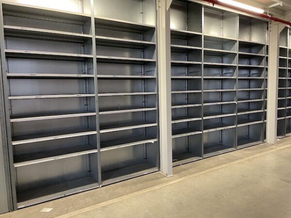 Große Fachbodenregalanlage (ca. 3.600m2), Dexion, 2 geschossig (könnte noch aufgestockt werden) mit 3 Treppen und 4 x 2er Palettenübergabeplätze, auf Wunsch mit Aufzug, Durchlaufregalen und umlaufender Lagerbühne, gesamt ca. 2.400 Felder – gebraucht - : – Bild 53