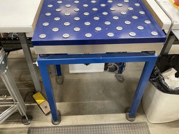 Große Fördertechnikanlage ca. 700m Fördertechnik, inkl. Schuhsorter, Ambaflex Höhenförderer, Packplätzen, Waagen, Scanner, Ersatzteilpaket, Scherenrollenbahnen, etc. - gebraucht - : – Bild 33