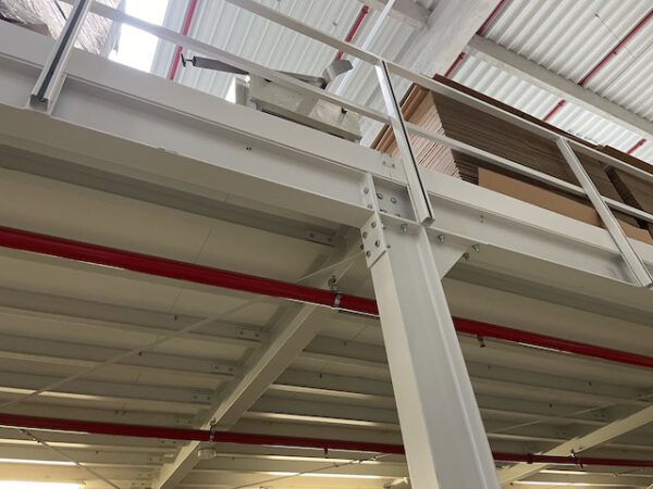 Große Fachbodenregalanlage (ca. 3.600m2), Dexion, 2 geschossig (könnte noch aufgestockt werden) mit 3 Treppen und 4 x 2er Palettenübergabeplätze, auf Wunsch mit Aufzug, Durchlaufregalen und umlaufender Lagerbühne, gesamt ca. 2.400 Felder – gebraucht - : – Bild 54