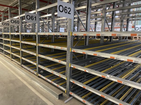 Große Fachbodenregalanlage (ca. 3.600m2), Dexion, 2 geschossig (könnte noch aufgestockt werden) mit 3 Treppen und 4 x 2er Palettenübergabeplätze, auf Wunsch mit Aufzug, Durchlaufregalen und umlaufender Lagerbühne, gesamt ca. 2.400 Felder – gebraucht - : – Bild 55