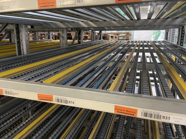 Große Fachbodenregalanlage (ca. 3.600m2), Dexion, 2 geschossig (könnte noch aufgestockt werden) mit 3 Treppen und 4 x 2er Palettenübergabeplätze, auf Wunsch mit Aufzug, Durchlaufregalen und umlaufender Lagerbühne, gesamt ca. 2.400 Felder – gebraucht - : – Bild 56