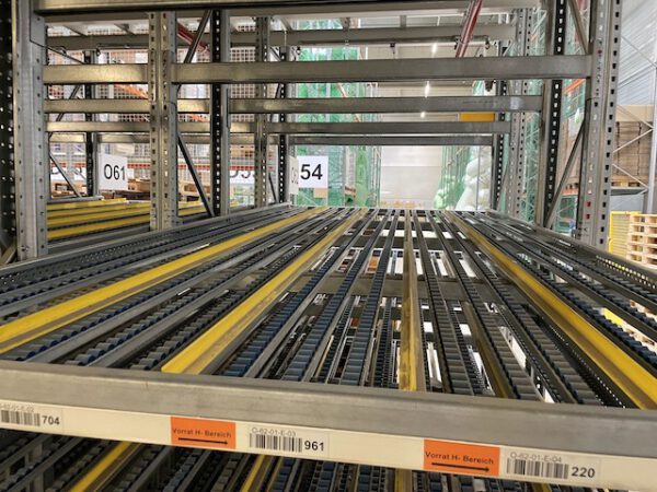 Große Fachbodenregalanlage (ca. 3.600m2), Dexion, 2 geschossig (könnte noch aufgestockt werden) mit 3 Treppen und 4 x 2er Palettenübergabeplätze, auf Wunsch mit Aufzug, Durchlaufregalen und umlaufender Lagerbühne, gesamt ca. 2.400 Felder – gebraucht - : – Bild 57
