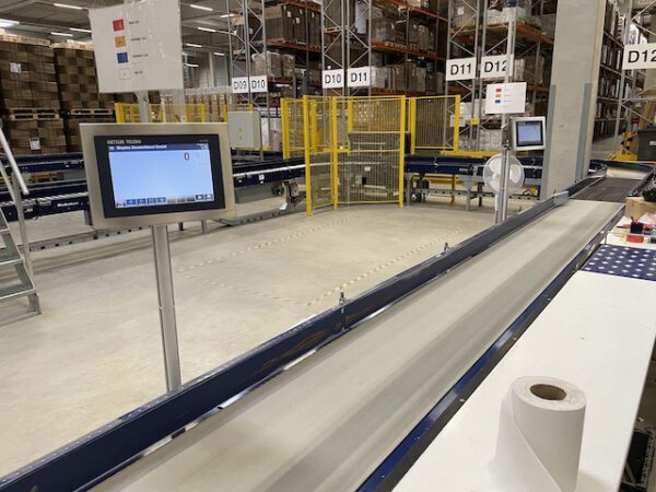 Große Fördertechnikanlage ca. 700m Fördertechnik, inkl. Schuhsorter, Ambaflex Höhenförderer, Packplätzen, Waagen, Scanner, Ersatzteilpaket, Scherenrollenbahnen, etc. - gebraucht - : – Bild 29