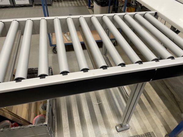 Große Fördertechnikanlage ca. 700m Fördertechnik, inkl. Schuhsorter, Ambaflex Höhenförderer, Packplätzen, Waagen, Scanner, Ersatzteilpaket, Scherenrollenbahnen, etc. - gebraucht - : – Bild 28